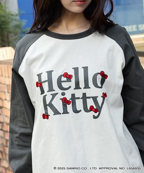 sanrio(サンリオ)の「【HELLO KITTY】別注 ハローキティ リボン刺繍 オーバーサイズラグランロンT(Tシャツ/カットソー・レディース・ブラック系/レッド系/スミクロ/オフホワイト・M/L)」の9枚目の写真