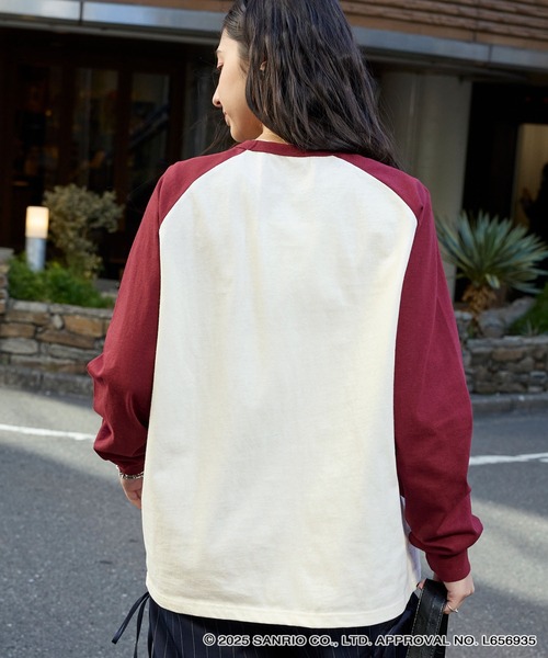 sanrio(サンリオ)の「【HELLO KITTY】別注 ハローキティ リボン刺繍 オーバーサイズラグランロンT(Tシャツ/カットソー・レディース・ブラック系/レッド系/スミクロ/オフホワイト・M/L)」の18枚目の写真