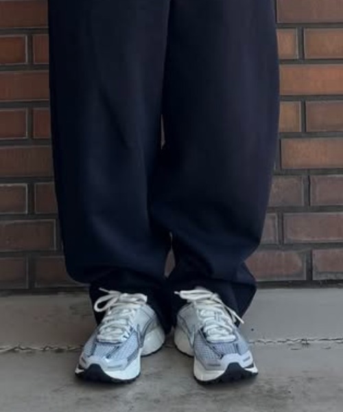 NIKE（ナイキ）の「NIKE ナイキ W ZOOM VOMERO 5 ウィメンズ ズーム ボメロ 5 WFD0884 025PTNDST/CHROM（スニーカー・メンズ・ホワイト・23.0cm/23.5cm/22.0cm/25.0cm/24.0cm/24.5cm/22.5cm/29.0cm/26.0cm/26.5cm/27.0cm/27.5cm/28.0cm/28.5cm/25.5cm）」の4枚目の写真