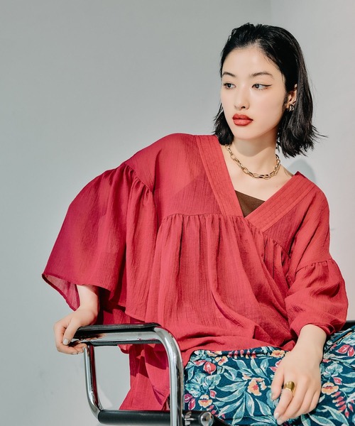 LEPSIM（レプシィム）の「たっぷりギャザーVブラウス 242753