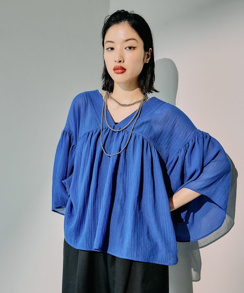 LEPSIM（レプシィム）の「たっぷりギャザーVブラウス　242753（シャツ/ブラウス・レディース・オフホワイト/イエロー/ブルー/ブラック/レッド・FREE）」の4枚目の写真