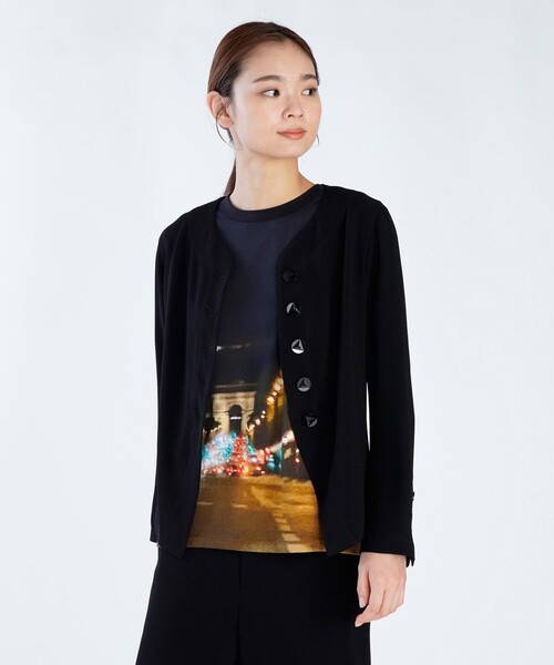 agnes b.(アニエスベー)の「ブラック トリアセテート Vネック クレープ シャツジャケット(シャツ/ブラウス・レディース・ブラック・38/36)」の2枚目の写真
