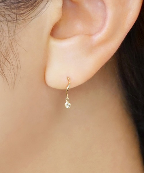 TAKE-UP（テイクアップ）の「【Lively】K10 ヒネリライン　スイングピアス( YG)（ピアス（両耳用）・レディース・イエローゴールド・FREE）」の2枚目の写真