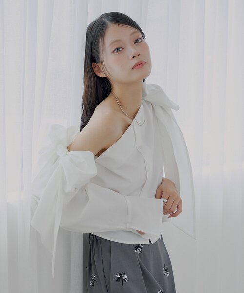 Chico（チコ）の「【SALON by Chico】アシメデザインビッグリボンシャツ（シャツ/ブラウス・レディース・グレー系その他2/ピンク/ホワイト・FREE）」の2枚目の写真