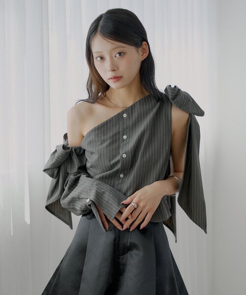 Chico（チコ）の「【SALON by Chico】アシメデザインビッグリボンシャツ（シャツ/ブラウス・レディース・グレー系その他2/ピンク/ホワイト・FREE）」の3枚目の写真