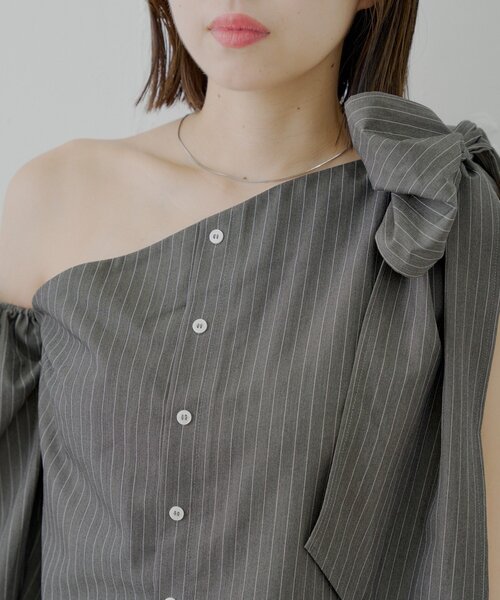 Chico（チコ）の「【SALON by Chico】アシメデザインビッグリボンシャツ（シャツ/ブラウス・レディース・グレー系その他2/ピンク/ホワイト・FREE）」の5枚目の写真