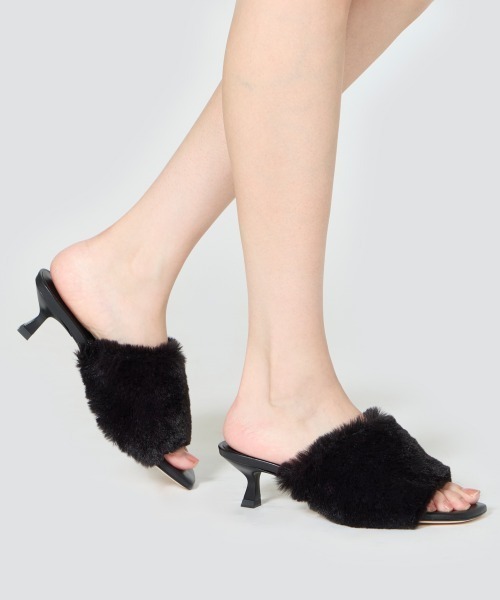 PELLICO SUNNY(ペリーコサニー)の「TOSSA ファー サンダル 5.0cm BLACK(サンダル・レディース・ブラック・35/36/37/38)」の4枚目の写真