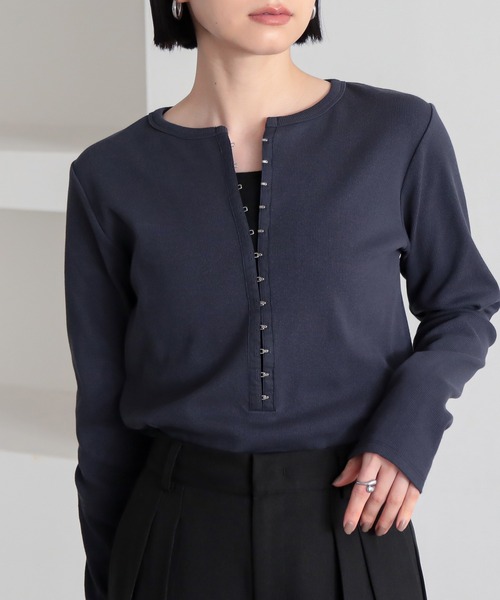 for/c（フォーシー）の「[新色追加]ホックテープヘンリーネックトップス【サスティナブル】（Tシャツ/カットソー・レディース・オフホワイト/ブラック/ネイビー/ブラウン・M/L/LL）」の4枚目の写真