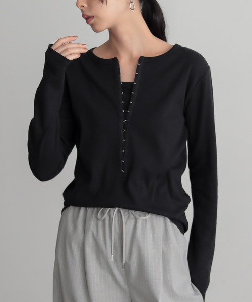 for/c（フォーシー）の「[新色追加]ホックテープヘンリーネックトップス【サスティナブル】（Tシャツ/カットソー・レディース・オフホワイト/ブラック/ネイビー/ブラウン・M/L/LL）」の2枚目の写真