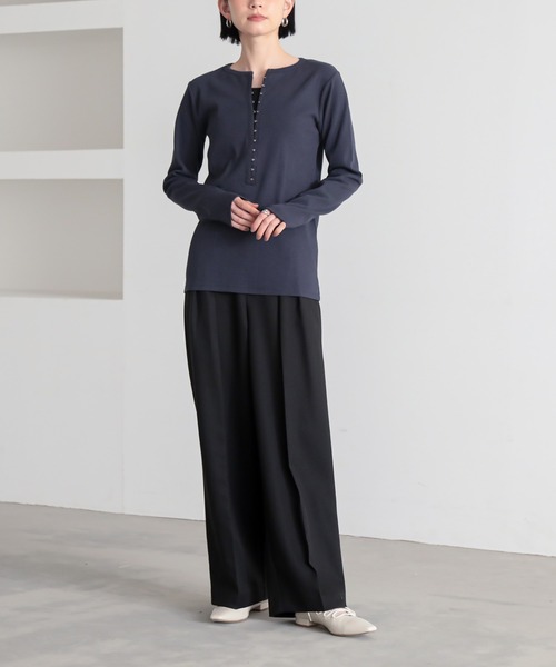 for/c（フォーシー）の「[新色追加]ホックテープヘンリーネックトップス【サスティナブル】（Tシャツ/カットソー・レディース・オフホワイト/ブラック/ネイビー/ブラウン・M/L/LL）」の10枚目の写真