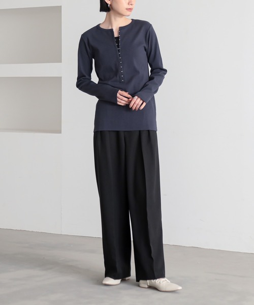 for/c（フォーシー）の「[新色追加]ホックテープヘンリーネックトップス【サスティナブル】（Tシャツ/カットソー・レディース・オフホワイト/ブラック/ネイビー/ブラウン・M/L/LL）」の11枚目の写真