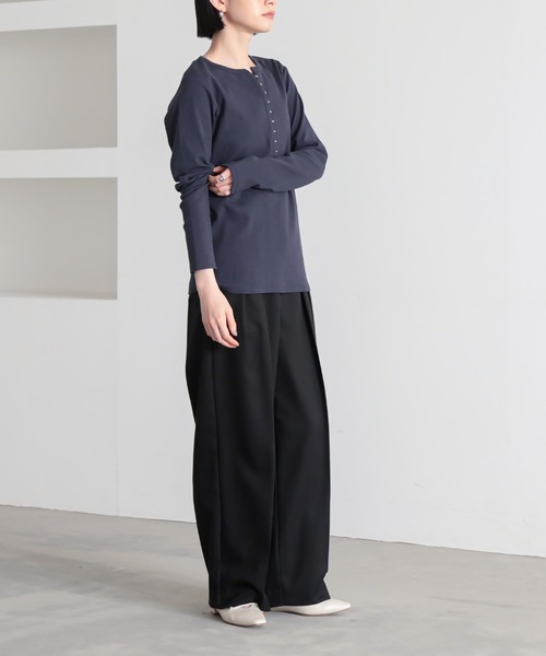 for/c（フォーシー）の「[新色追加]ホックテープヘンリーネックトップス【サスティナブル】（Tシャツ/カットソー・レディース・オフホワイト/ブラック/ネイビー/ブラウン・M/L/LL）」の12枚目の写真