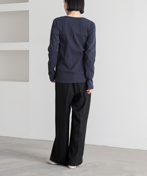 for/c（フォーシー）の「[新色追加]ホックテープヘンリーネックトップス【サスティナブル】（Tシャツ/カットソー・レディース・オフホワイト/ブラック/ネイビー/ブラウン・M/L/LL）」の14枚目の写真