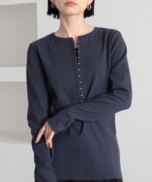 for/c（フォーシー）の「[新色追加]ホックテープヘンリーネックトップス【サスティナブル】（Tシャツ/カットソー・レディース・オフホワイト/ブラック/ネイビー/ブラウン・M/L/LL）」の6枚目の写真
