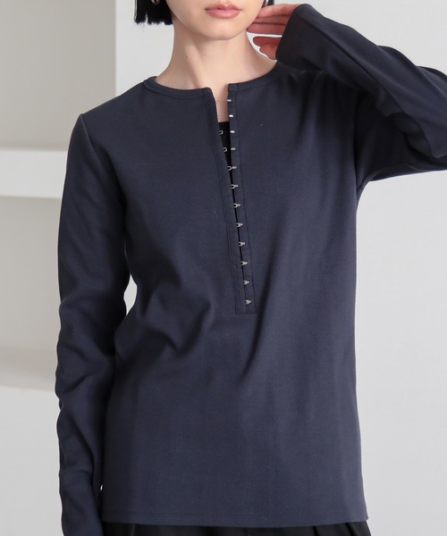 for/c（フォーシー）の「[新色追加]ホックテープヘンリーネックトップス【サスティナブル】（Tシャツ/カットソー・レディース・オフホワイト/ブラック/ネイビー/ブラウン・M/L/LL）」の7枚目の写真