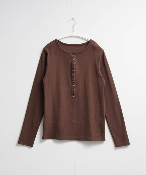 for/c（フォーシー）の「[新色追加]ホックテープヘンリーネックトップス【サスティナブル】（Tシャツ/カットソー・レディース・オフホワイト/ブラック/ネイビー/ブラウン・M/L/LL）」の16枚目の写真