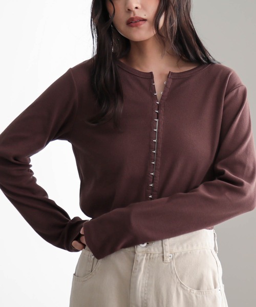 for/c（フォーシー）の「[新色追加]ホックテープヘンリーネックトップス【サスティナブル】（Tシャツ/カットソー・レディース・オフホワイト/ブラック/ネイビー/ブラウン・M/L/LL）」の18枚目の写真
