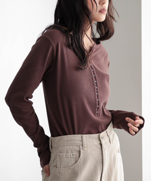 for/c（フォーシー）の「[新色追加]ホックテープヘンリーネックトップス【サスティナブル】（Tシャツ/カットソー・レディース・オフホワイト/ブラック/ネイビー/ブラウン・M/L/LL）」の20枚目の写真