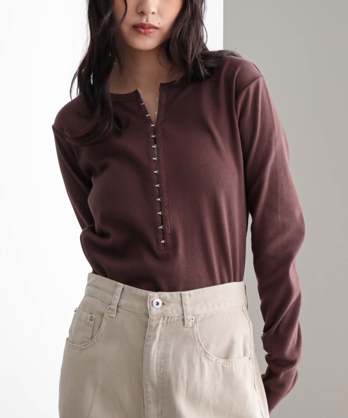 for/c（フォーシー）の「[新色追加]ホックテープヘンリーネックトップス【サスティナブル】（Tシャツ/カットソー・レディース・オフホワイト/ブラック/ネイビー/ブラウン・M/L/LL）」の21枚目の写真