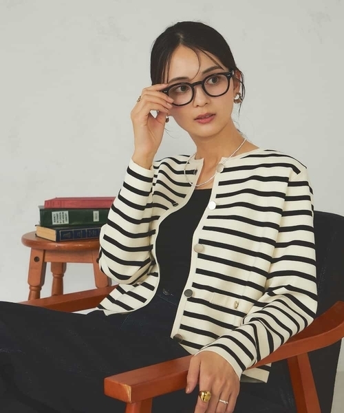 a.v.v(アーヴェヴェ)の「メタルボタンニットカーディガン(カーディガン/ボレロ・レディース・ブラウン/ブラック/アイボリー・38/40)」の2枚目の写真