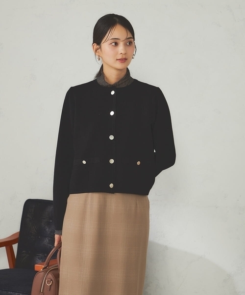 a.v.v(アーヴェヴェ)の「メタルボタンニットカーディガン(カーディガン/ボレロ・レディース・ブラウン/ブラック/アイボリー・38/40)」の1枚目の写真