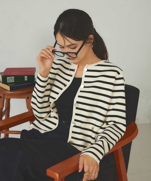 a.v.v(アーヴェヴェ)の「メタルボタンニットカーディガン(カーディガン/ボレロ・レディース・ブラウン/ブラック/アイボリー・38/40)」の4枚目の写真