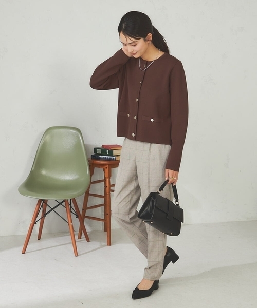 a.v.v(アーヴェヴェ)の「メタルボタンニットカーディガン(カーディガン/ボレロ・レディース・ブラウン/ブラック/アイボリー・38/40)」の8枚目の写真