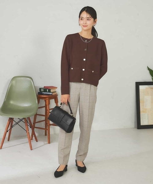 a.v.v(アーヴェヴェ)の「メタルボタンニットカーディガン(カーディガン/ボレロ・レディース・ブラウン/ブラック/アイボリー・38/40)」の5枚目の写真