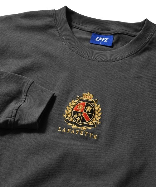LFYT(エルエフワイティー)の「LFYT ラファイエット【Lafayette】- ヘリテージ エンブレム 長袖Tシャツ【HERITAGE EMBLEM L/S TEE LA250106】(Tシャツ/カットソー・メンズ・ブラック/ダークブラウン/ホワイト・M/XXL/XL/L/S)」の8枚目の写真