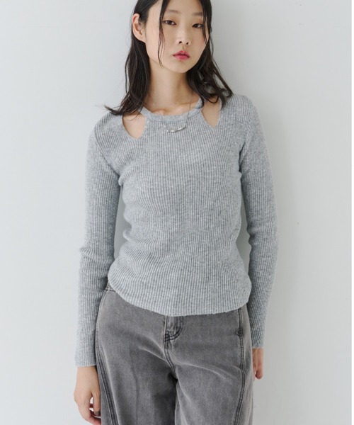 NUJOH(ヌゾ)の「Cut-Out Rib Knit Top / カットアウト リブニットトップス(Tシャツ/カットソー・レディース・ベージュ/ブラウン/グレー/ブラック・FREE)」の2枚目の写真