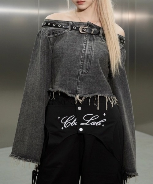 .KOM(ドットコム)の「A'GEM/9 × .kom 『.KOM/ドットケーオーエム』 Grunge Denim Cut-Off Off-Shoulder Top/グランジ系 デニムカットオフ オフショルダートップス(その他トップス・レディース・ブラック/ブルー・S)」の3枚目の写真