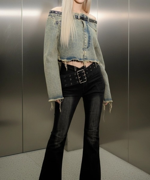 .KOM(ドットコム)の「A'GEM/9 × .kom 『.KOM/ドットケーオーエム』 Grunge Denim Cut-Off Off-Shoulder Top/グランジ系 デニムカットオフ オフショルダートップス(その他トップス・レディース・ブラック/ブルー・S)」の7枚目の写真