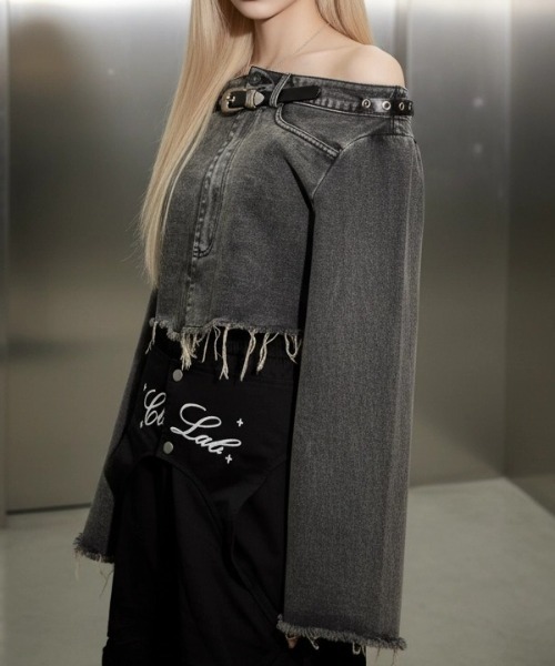 .KOM(ドットコム)の「A'GEM/9 × .kom 『.KOM/ドットケーオーエム』 Grunge Denim Cut-Off Off-Shoulder Top/グランジ系 デニムカットオフ オフショルダートップス(その他トップス・レディース・ブラック/ブルー・S)」の4枚目の写真