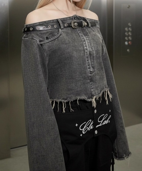 .KOM(ドットコム)の「A'GEM/9 × .kom 『.KOM/ドットケーオーエム』 Grunge Denim Cut-Off Off-Shoulder Top/グランジ系 デニムカットオフ オフショルダートップス(その他トップス・レディース・ブラック/ブルー・S)」の5枚目の写真