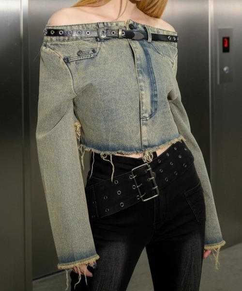.KOM(ドットコム)の「A'GEM/9 × .kom 『.KOM/ドットケーオーエム』 Grunge Denim Cut-Off Off-Shoulder Top/グランジ系 デニムカットオフ オフショルダートップス(その他トップス・レディース・ブラック/ブルー・S)」の6枚目の写真
