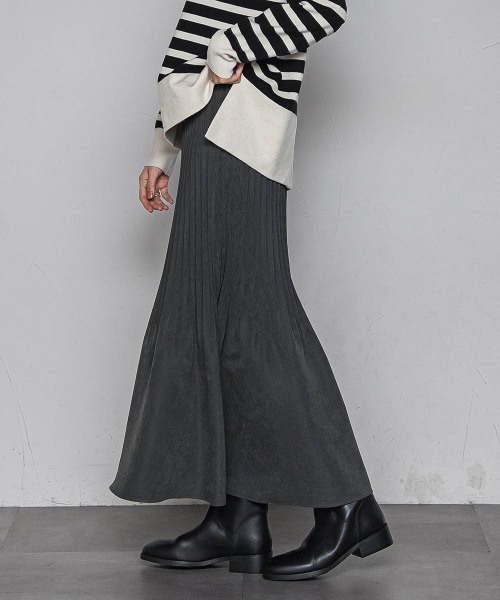 MAYSON GREY（メイソングレイ）の「スウェードライク消しプリーツスカート≪手洗い可能≫（スカート・レディース・グリーン/チャコールグレー/オフホワイト・M）」の4枚目の写真
