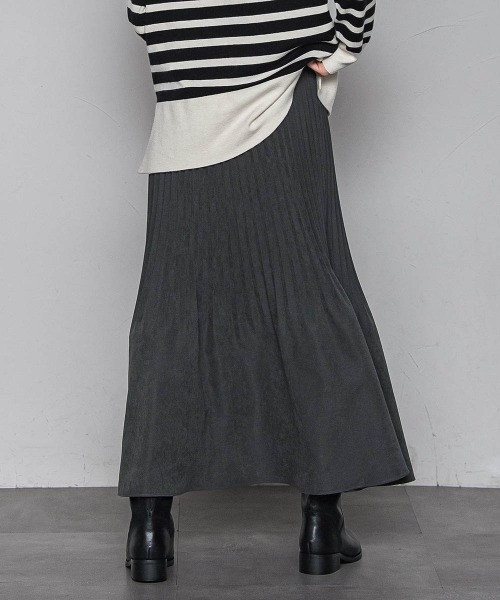 MAYSON GREY（メイソングレイ）の「スウェードライク消しプリーツスカート≪手洗い可能≫（スカート・レディース・グリーン/チャコールグレー/オフホワイト・M）」の5枚目の写真