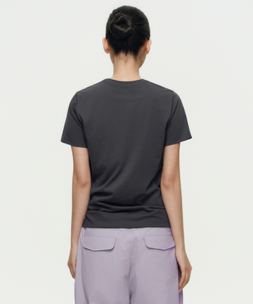 MUSINSA STANDARD WOMAN（ムシンサスタンダードウーマン）の「[クールタンダード] ウィメンズ ベーシック クルーネック Tシャツ [ダークグレー]（Tシャツ/カットソー・レディース・その他・X-SMALL/LARGE/MEDIUM/SMALL/X-LARGE）」の3枚目の写真