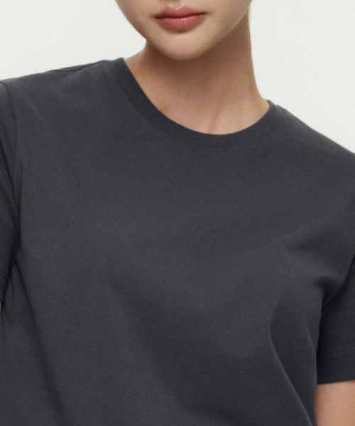 MUSINSA STANDARD WOMAN（ムシンサスタンダードウーマン）の「[クールタンダード] ウィメンズ ベーシック クルーネック Tシャツ [ダークグレー]（Tシャツ/カットソー・レディース・その他・X-SMALL/LARGE/MEDIUM/SMALL/X-LARGE）」の4枚目の写真