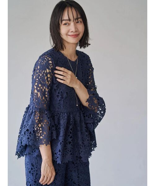 TONAL(トーナル)の「フラワーレースペプラムブラウス(シャツ/ブラウス・レディース・ピンク/オフホワイト/ネイビー・MEDIUM)」の1枚目の写真