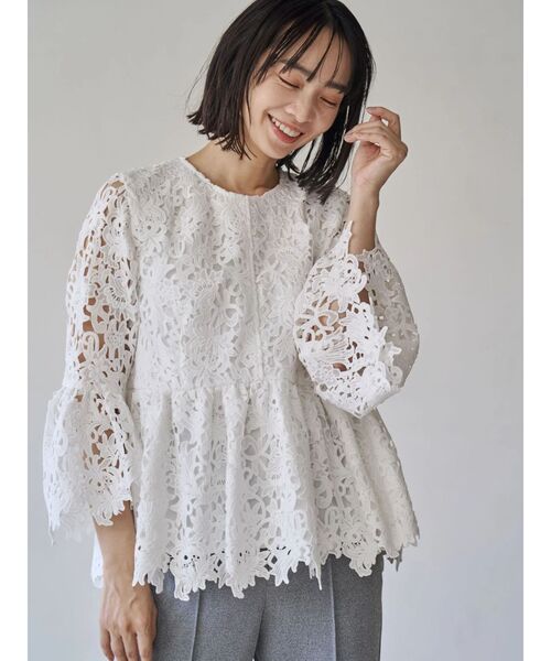 TONAL(トーナル)の「フラワーレースペプラムブラウス(シャツ/ブラウス・レディース・ピンク/オフホワイト/ネイビー・MEDIUM)」の2枚目の写真