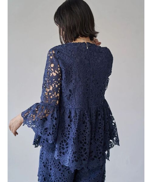 TONAL(トーナル)の「フラワーレースペプラムブラウス(シャツ/ブラウス・レディース・ピンク/オフホワイト/ネイビー・MEDIUM)」の4枚目の写真