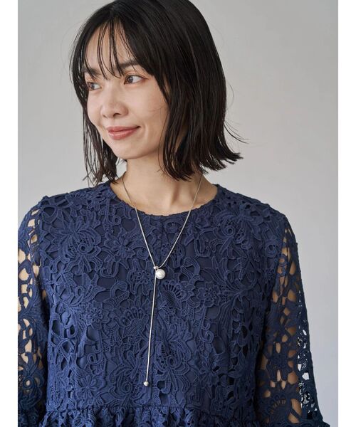 TONAL(トーナル)の「フラワーレースペプラムブラウス(シャツ/ブラウス・レディース・ピンク/オフホワイト/ネイビー・MEDIUM)」の5枚目の写真