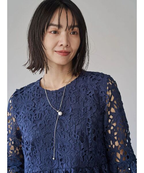 TONAL(トーナル)の「フラワーレースペプラムブラウス(シャツ/ブラウス・レディース・ピンク/オフホワイト/ネイビー・MEDIUM)」の6枚目の写真
