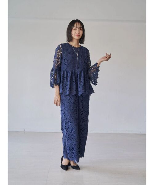 TONAL(トーナル)の「フラワーレースペプラムブラウス(シャツ/ブラウス・レディース・ピンク/オフホワイト/ネイビー・MEDIUM)」の7枚目の写真