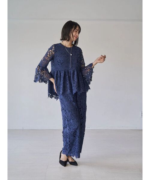 TONAL(トーナル)の「フラワーレースペプラムブラウス(シャツ/ブラウス・レディース・ピンク/オフホワイト/ネイビー・MEDIUM)」の8枚目の写真
