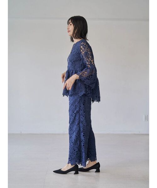 TONAL(トーナル)の「フラワーレースペプラムブラウス(シャツ/ブラウス・レディース・ピンク/オフホワイト/ネイビー・MEDIUM)」の9枚目の写真