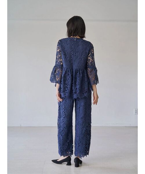 TONAL(トーナル)の「フラワーレースペプラムブラウス(シャツ/ブラウス・レディース・ピンク/オフホワイト/ネイビー・MEDIUM)」の10枚目の写真
