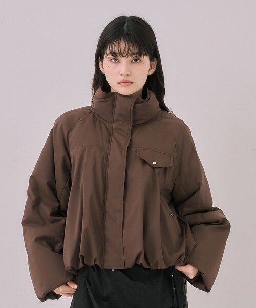 UNITED TOKYO（ユナイテッドトウキョウ）の「【残りわずか！】バルーンダウンジャケット｜軽量/撥水/UVカット/ストレッチ/通勤/オフィスカジュアル/防寒/冬服（ダウンジャケット/コート・レディース・ブラック/ブラウン・1/2）」の7枚目の写真