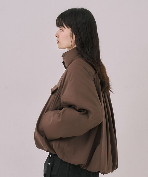 UNITED TOKYO（ユナイテッドトウキョウ）の「【残りわずか！】バルーンダウンジャケット｜軽量/撥水/UVカット/ストレッチ/通勤/オフィスカジュアル/防寒/冬服（ダウンジャケット/コート・レディース・ブラック/ブラウン・1/2）」の8枚目の写真